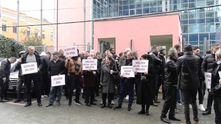 “Kërkojmë drejtësi!”/ Kundër ndërtimit të resortit turistik, banorët e fshatit Rrjoll në Velipojë protestë para SPAK