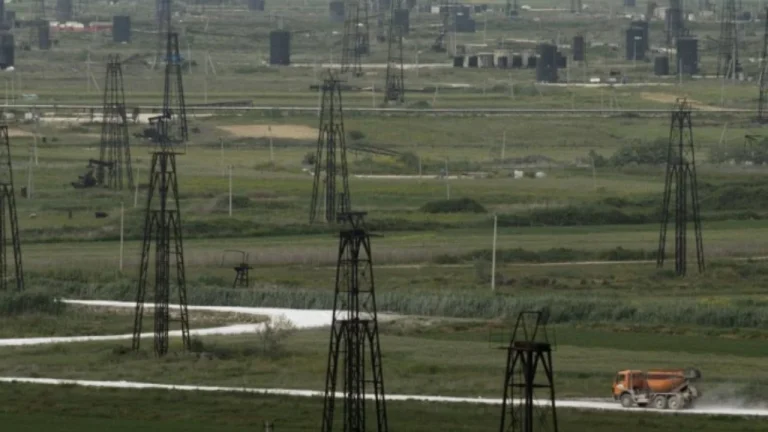 E rëndë në Kuçovë/ E larguan nga puna, gruaja hipën në një nga kullat e puseve të naftës dhe kërcënon se do hidhet