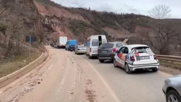 Rrëshqitja e tokës në aksin nacional Librazhd-Përrenjas, dëmtohet gjysma e rrugës, vijon lëvizja me një korsi