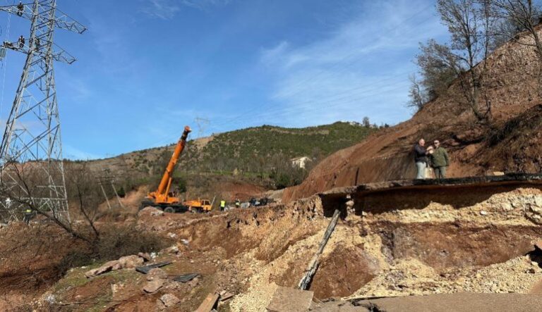 Shkatërrimi i rrugës Librazhd-Prrenjas/ Duhet të marrin trajtim për dializë, 12 persona mbeten të bllokuar, çdo vonesë rrezik për shëndetin