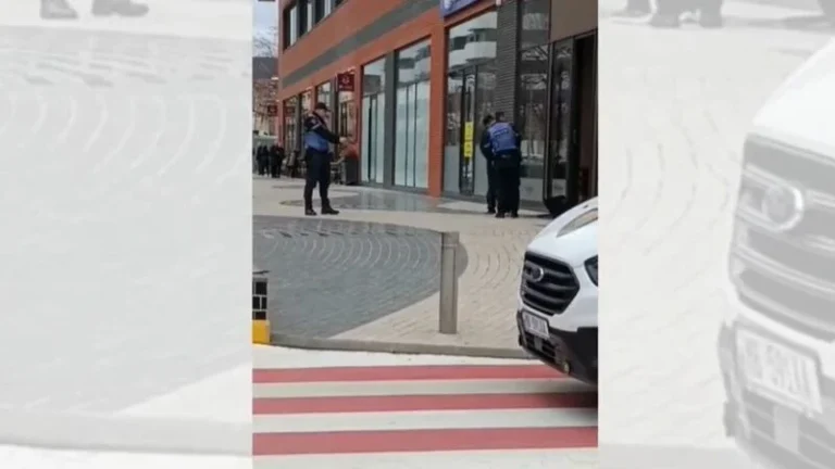 Qëlloi me kallash brenda bankës, ky është momenti kur policia arreston 58-vjeçarin me paratë në duar, i qetë dhe i pamaskuar