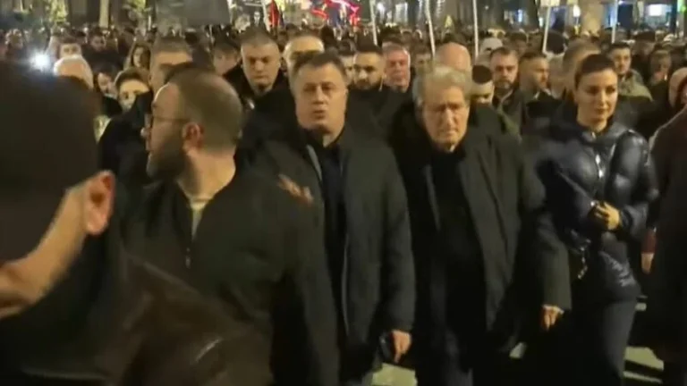 Nga Kryeministria drejt Policisë së Shtetit, nis marshimi i protestuesve të PD