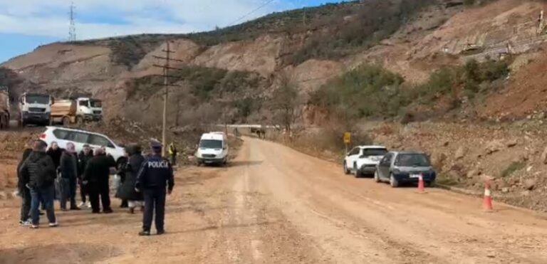 Rruga e bllokuar nga rrëshqitjet e tokës/ Tension në Dragostunjë, banorët përplasen me policinë