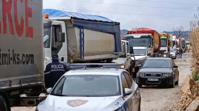 Thumanë, banorët bllokojnë 1 orë rrugën, kërkojnë të ndërhyhet për rikonstruksionin e aksit që e lidh me autostradën