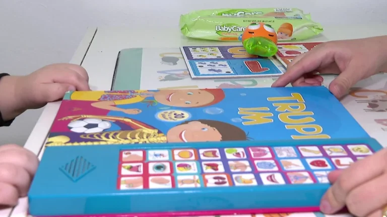 Fëmijët ngatërrojnë librin me ekranin, 6-8 orë në telefon dhe tablet/ Logopedët: Dëmton zhvillimin gjuhësor dhe përqendrimin