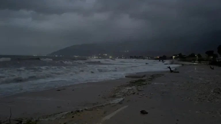 Deti ngrihet mbi 1.5 metra në Orikum për shkak të baticës, përmbyten banesa dhe biznese