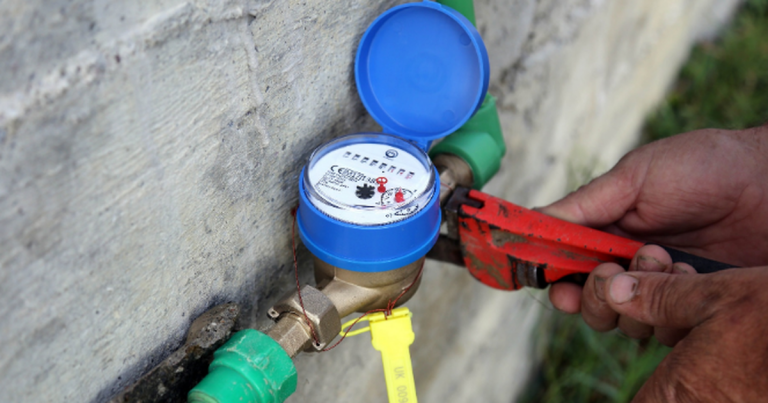 Elbasan/ Lidhi ujin në mënyrë të paligjshme, procedohet e moshuara