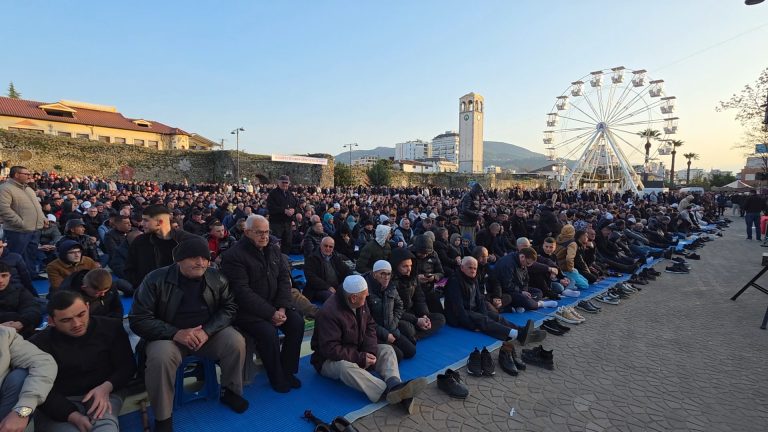 Video/ Besimtarët mysliman në Elbasan festojnë Fiter Bajramin