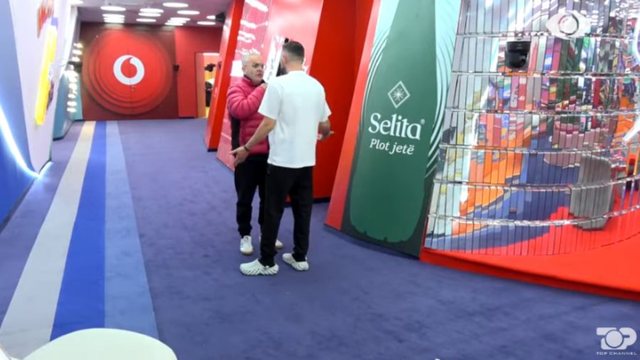 “Pse s’ka zarf të zi?”/ Miri shtyn në mes të kuzhinës Artanin!