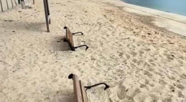 E PAZAKONTË NË HIMARË! Shëtitorja mbulohet nga sasi të mëdha rëre, zhvendoset rëra nga bregu drejt bulevardit