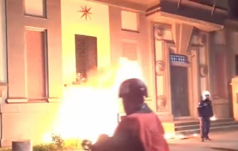 Tensione në protestën e PD, molotovë e fishekzjarre në drejtim të MB dhe ish-ministrisë së Ballukut, policia përgjigjet me gaz lotsjellës