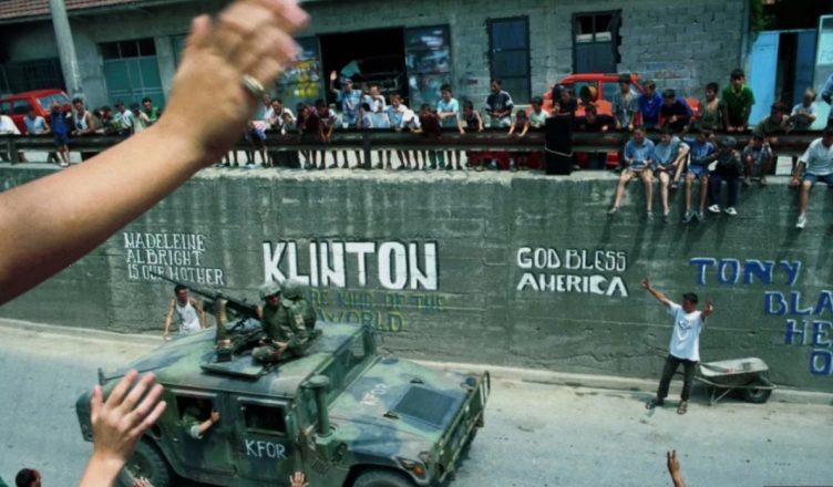 Sot 27 vite më parë, NATO nisi bombardimet mbi forcat serbe, momenti që ndryshoi rrjedhën e luftës në Kosovë