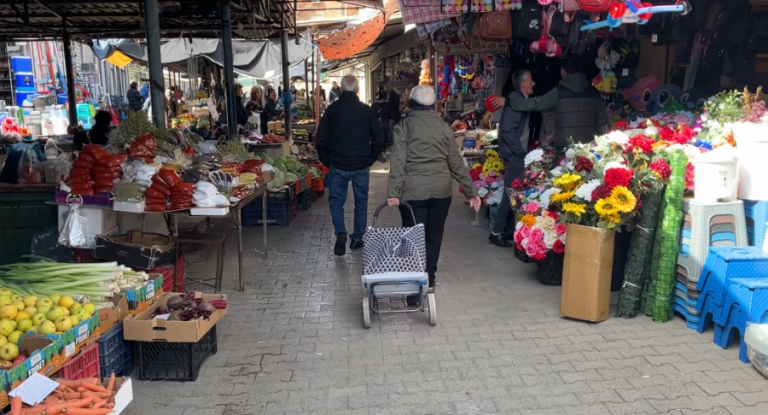 Elbasan, qytetarët përballen me rritjen e çmimeve të produkteve bazë: Nuk po ia dalim dot të plotësojmë vaktet
