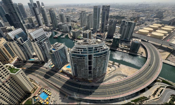 Mediat: Dubai shndërrohet në një qytet fantazmë ndërsa sulmet iraniane tronditin qytetin