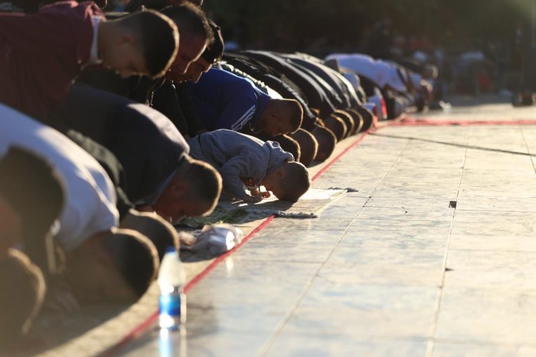 Pas 1 muaji agjërimi dhe sakrifice, besimtarët myslimanë kremtojnë sot Fitër Bajramin