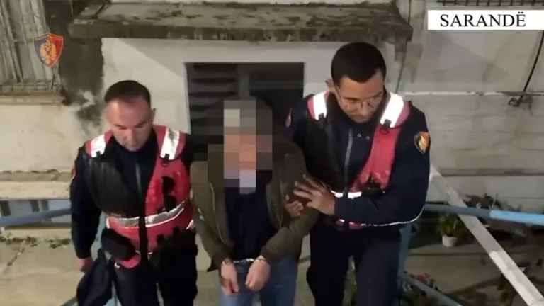 Parandalohet ngjarja kriminale në Sarandë/ 62-vjeçari futet në banesën e fqinjëve dhe i kërcënon me armë, ndërhyn policia